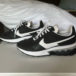Nike sneakers black and white. Size 7